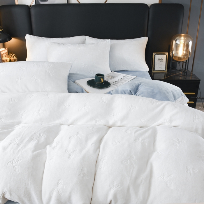 91家纺网 家纺一手货源 找家纺 米瑞娜 2025新款牛奶绒四件套 蝴蝶结-白蓝