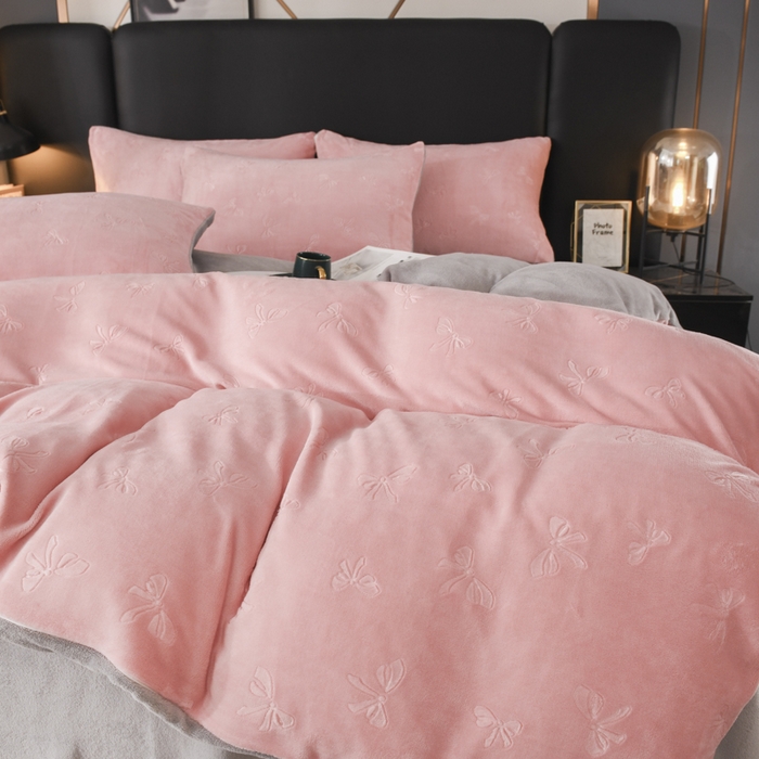 91家纺网 家纺一手货源 找家纺 米瑞娜 2025新款牛奶绒四件套 蝴蝶结-粉灰