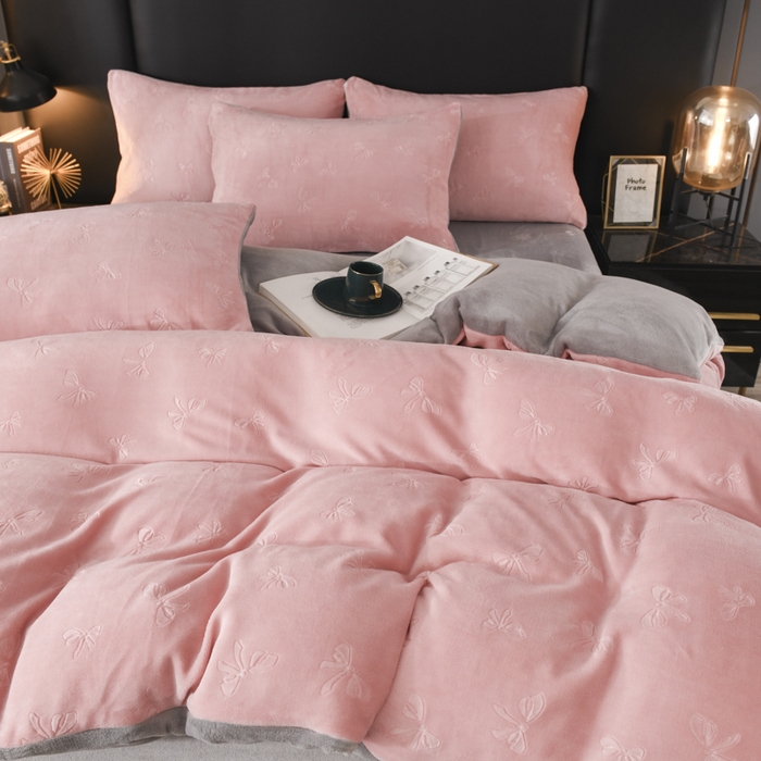 91家纺网 家纺一手货源 找家纺 米瑞娜 2025新款牛奶绒四件套 蝴蝶结-粉灰