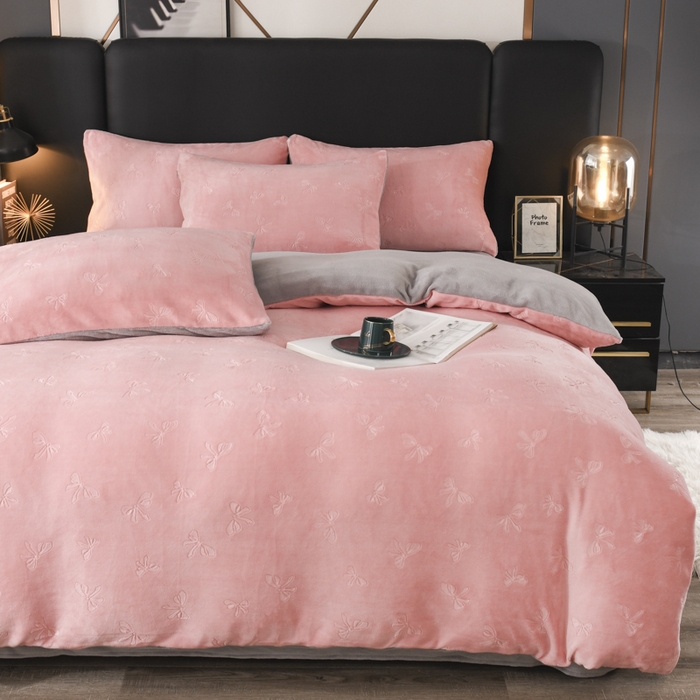 91家纺网 家纺一手货源 找家纺 米瑞娜 2025新款牛奶绒四件套 蝴蝶结-粉灰