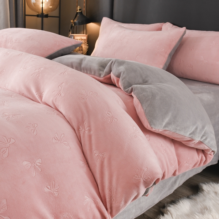 91家纺网 家纺一手货源 找家纺 米瑞娜 2025新款牛奶绒四件套 蝴蝶结-粉灰