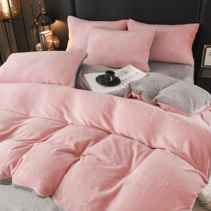 91家纺网 家纺一手货源 找家纺 米瑞娜 2025新款牛奶绒四件套 蝴蝶结-粉灰