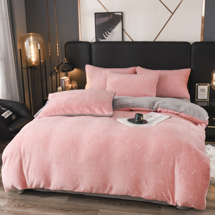 91家纺网 家纺一手货源 找家纺 米瑞娜 2025新款牛奶绒四件套 蝴蝶结-粉灰