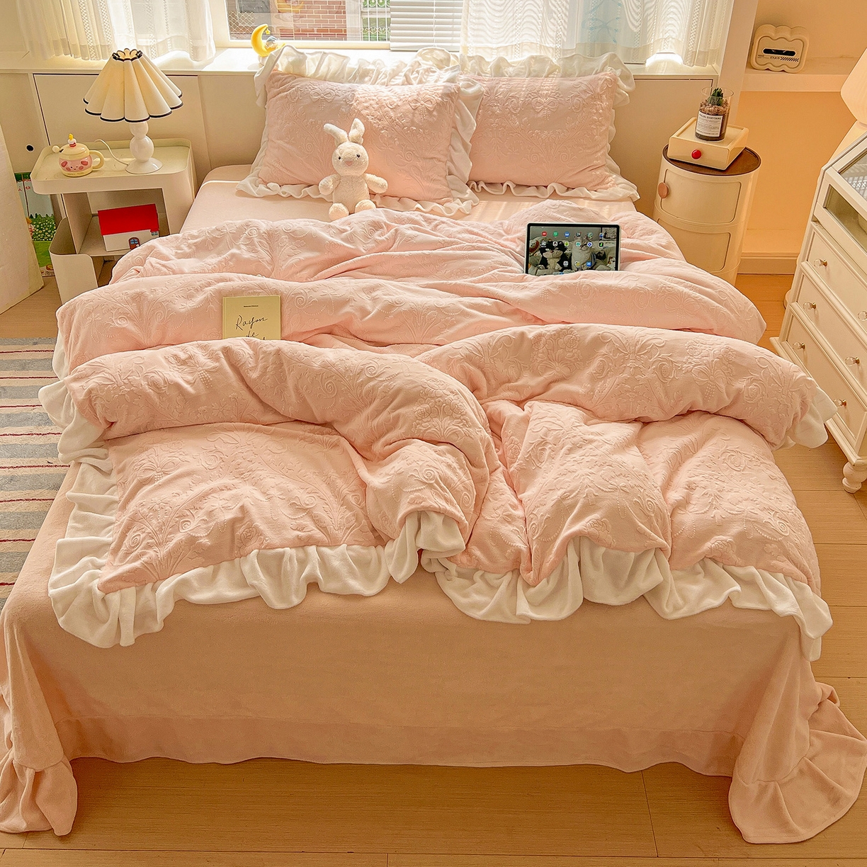 91家纺网 家纺一手货源 找家纺 亿梵家居 2025新款法式花边款A类5D牛奶绒立体雕花四件套（提供买家秀） 花边款  芙洛拉-樱花粉