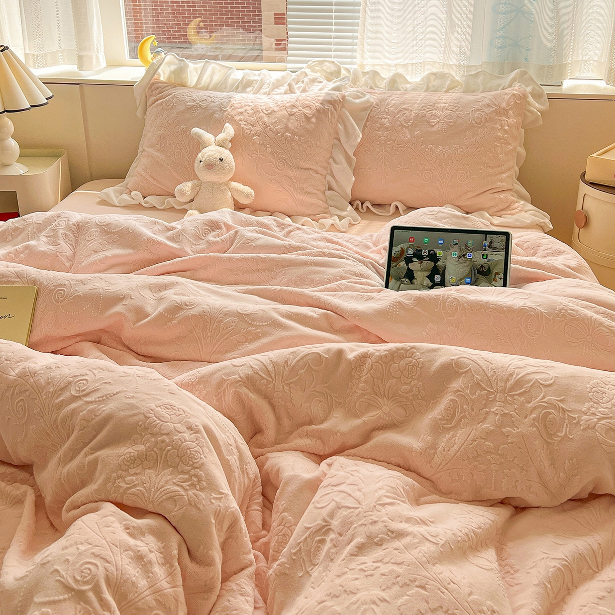 91家纺网 家纺一手货源 找家纺 亿梵家居 2025新款法式花边款A类5D牛奶绒立体雕花四件套（提供买家秀） 花边款  芙洛拉-樱花粉