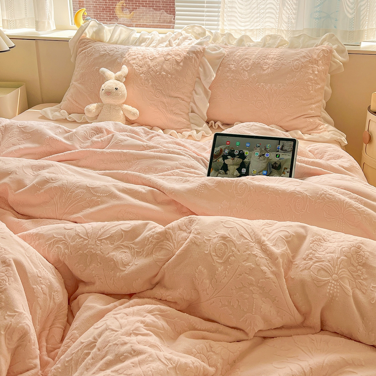 91家纺网 家纺一手货源 找家纺 亿梵家居 2025新款法式花边款A类5D牛奶绒立体雕花四件套（提供买家秀） 花边款  芙洛拉-樱花粉