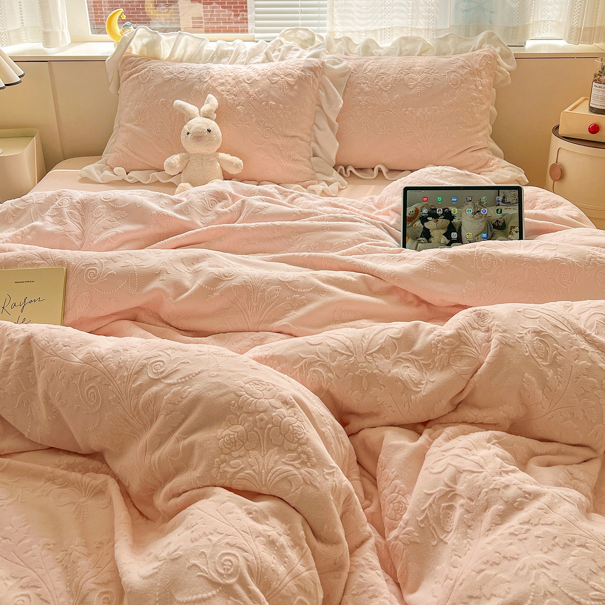 91家纺网 家纺一手货源 找家纺 亿梵家居 2025新款法式花边款A类5D牛奶绒立体雕花四件套（提供买家秀） 花边款  芙洛拉-樱花粉