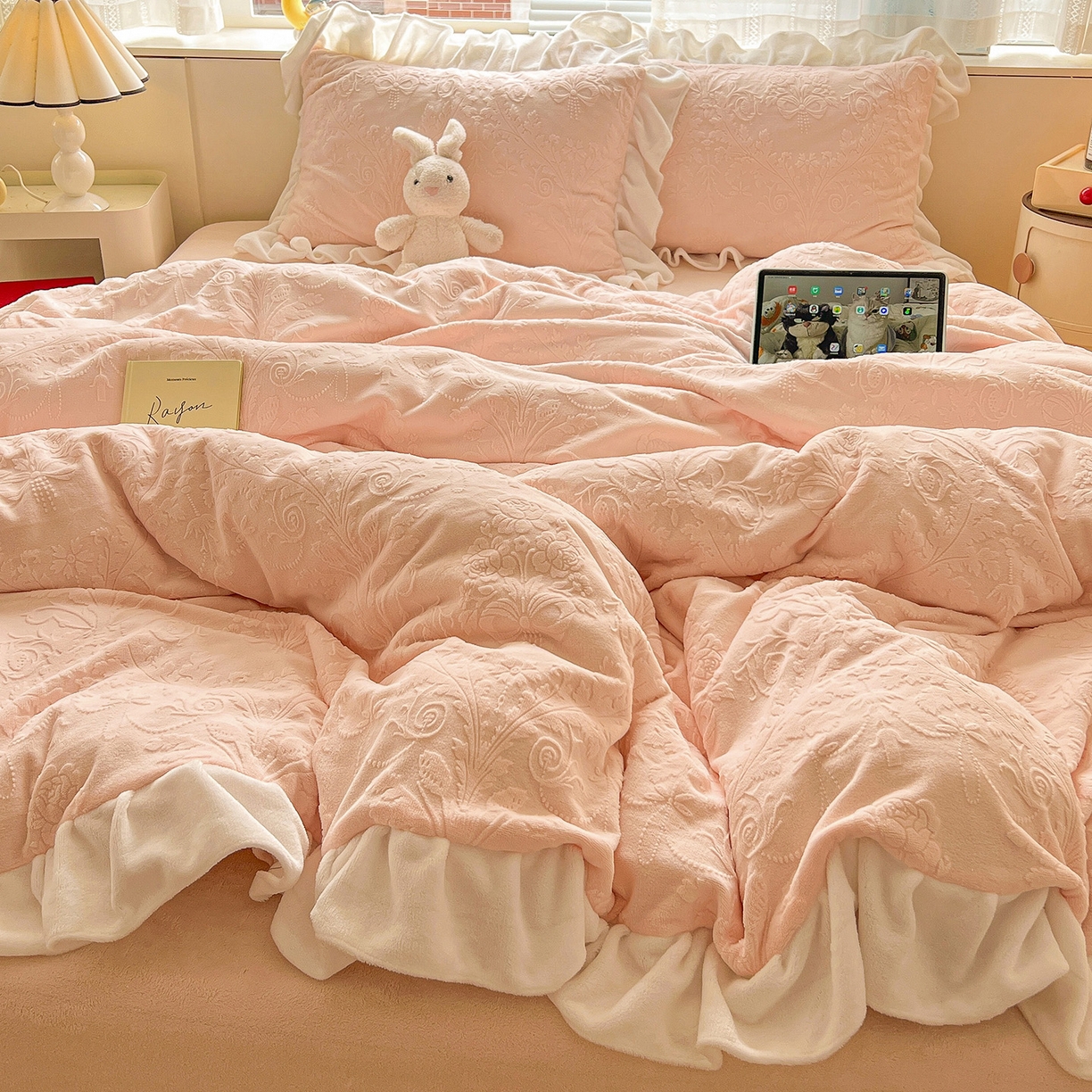 91家纺网 家纺一手货源 找家纺 亿梵家居 2025新款法式花边款A类5D牛奶绒立体雕花四件套（提供买家秀） 花边款  芙洛拉-樱花粉