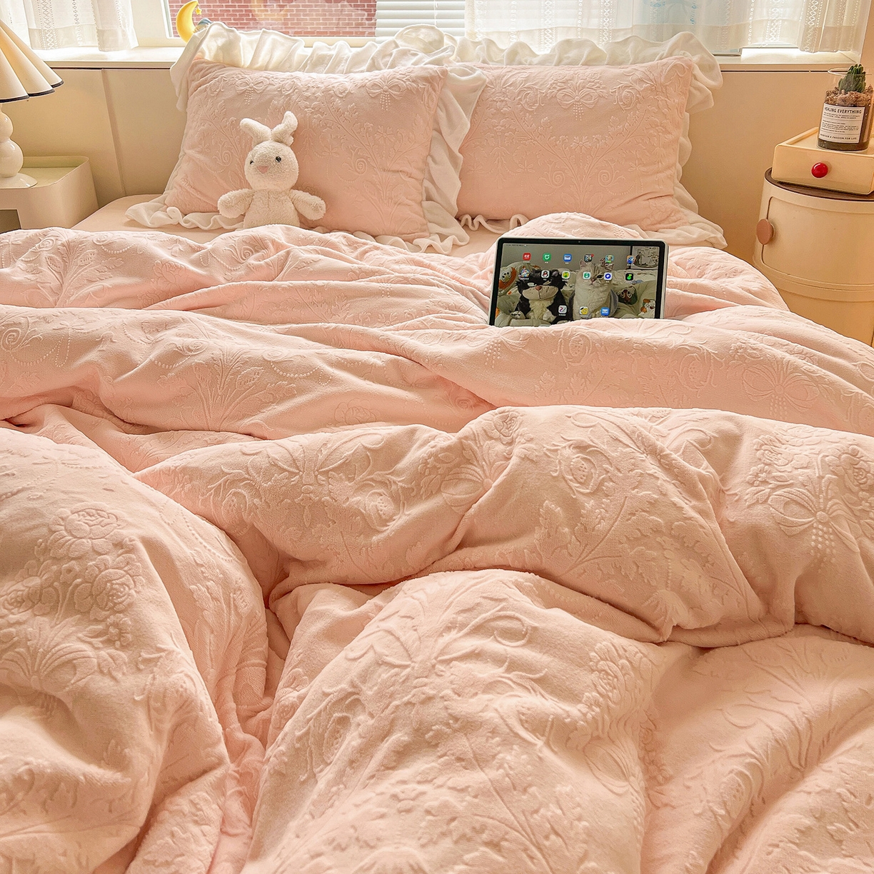 91家纺网 家纺一手货源 找家纺 亿梵家居 2025新款法式花边款A类5D牛奶绒立体雕花四件套（提供买家秀） 花边款  芙洛拉-樱花粉