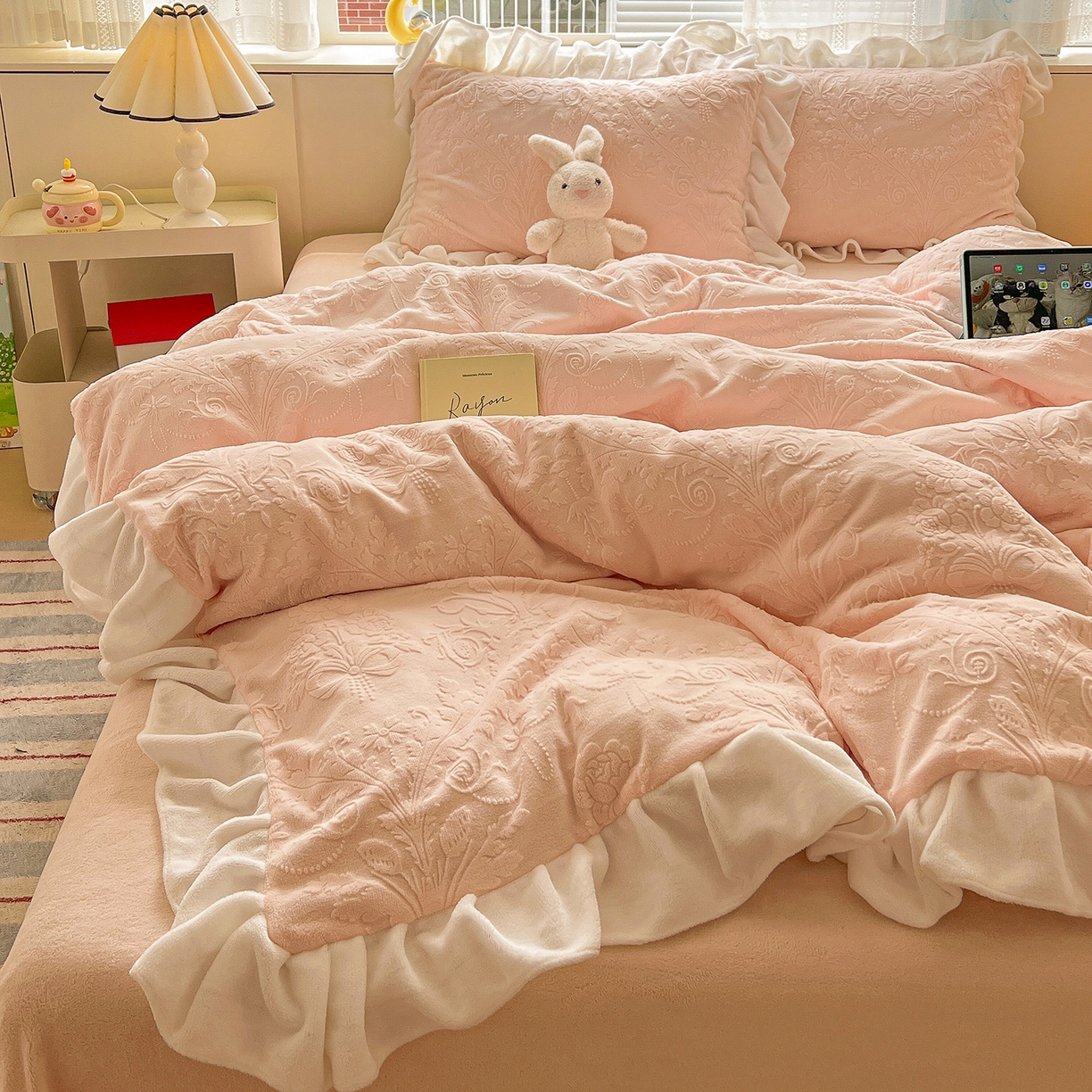 91家纺网 家纺一手货源 找家纺 亿梵家居 2025新款法式花边款A类5D牛奶绒立体雕花四件套（提供买家秀） 花边款  芙洛拉-樱花粉