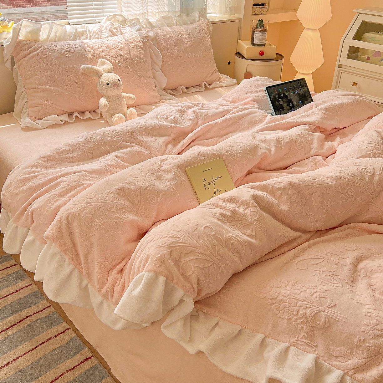 91家纺网 家纺一手货源 找家纺 亿梵家居 2025新款法式花边款A类5D牛奶绒立体雕花四件套（提供买家秀） 花边款  芙洛拉-樱花粉