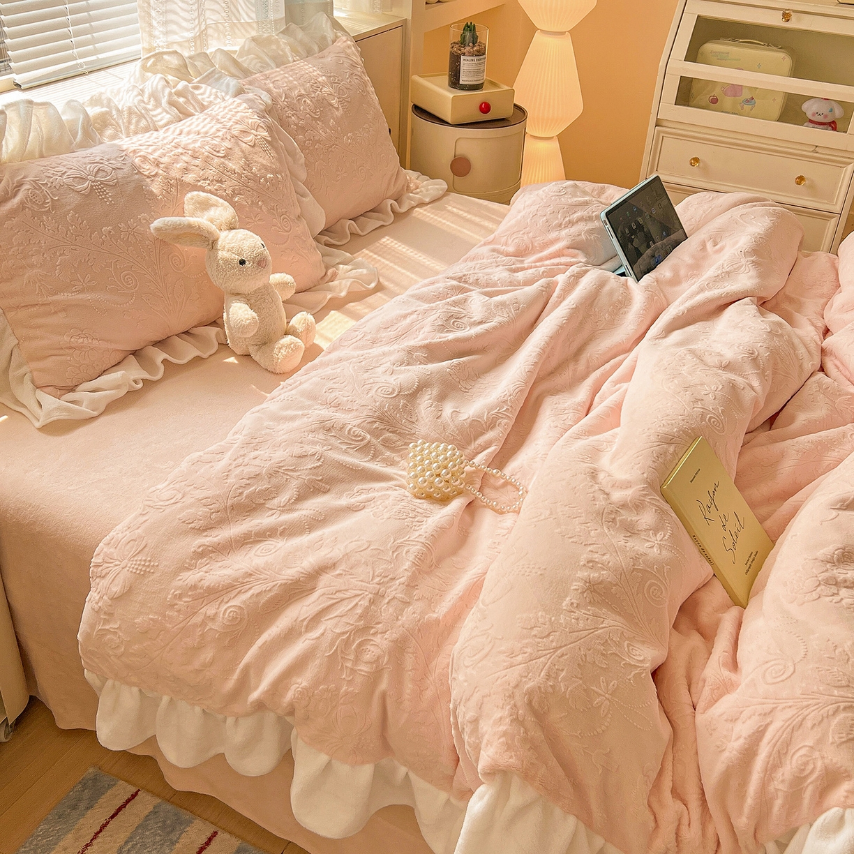 91家纺网 家纺一手货源 找家纺 亿梵家居 2025新款法式花边款A类5D牛奶绒立体雕花四件套（提供买家秀） 花边款  芙洛拉-樱花粉