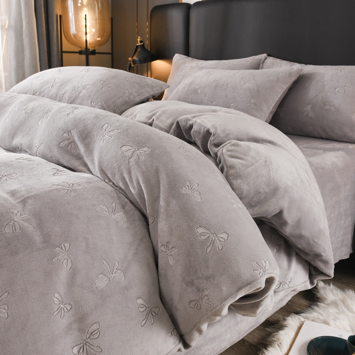 91家纺网 家纺一手货源 找家纺 米瑞娜 2025新款牛奶绒四件套 蝴蝶结-浅灰