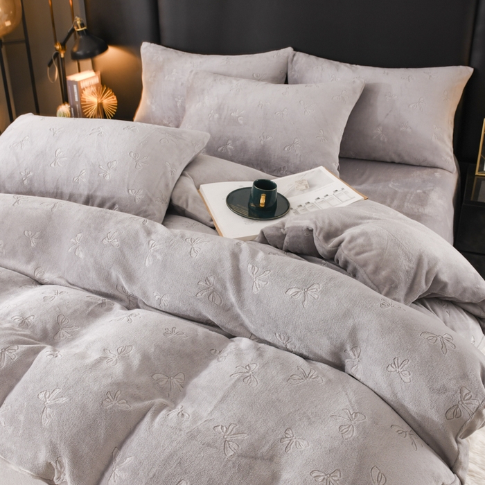 91家纺网 家纺一手货源 找家纺 米瑞娜 2025新款牛奶绒四件套 蝴蝶结-浅灰