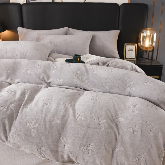 91家纺网 家纺一手货源 找家纺 米瑞娜 2025新款牛奶绒四件套 蝴蝶结-浅灰