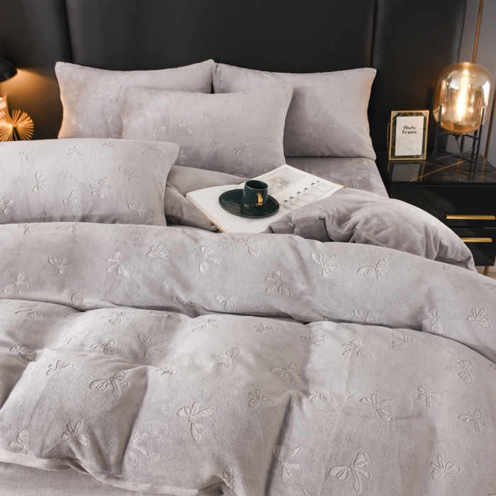 91家纺网 家纺一手货源 找家纺 米瑞娜 2025新款牛奶绒四件套 蝴蝶结-浅灰