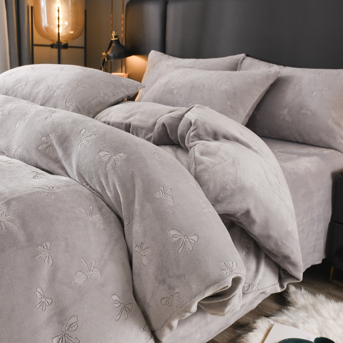 91家纺网 家纺一手货源 找家纺 米瑞娜 2025新款牛奶绒四件套 蝴蝶结-浅灰