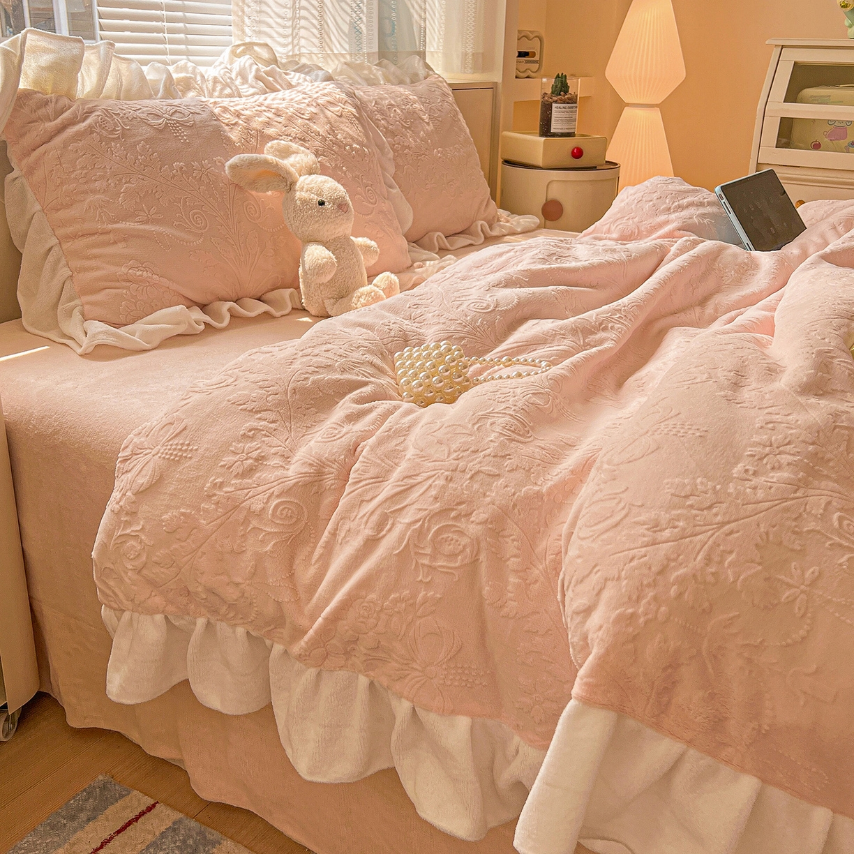 91家纺网 家纺一手货源 找家纺 亿梵家居 2025新款法式花边款A类5D牛奶绒立体雕花四件套（提供买家秀） 花边款  芙洛拉-樱花粉