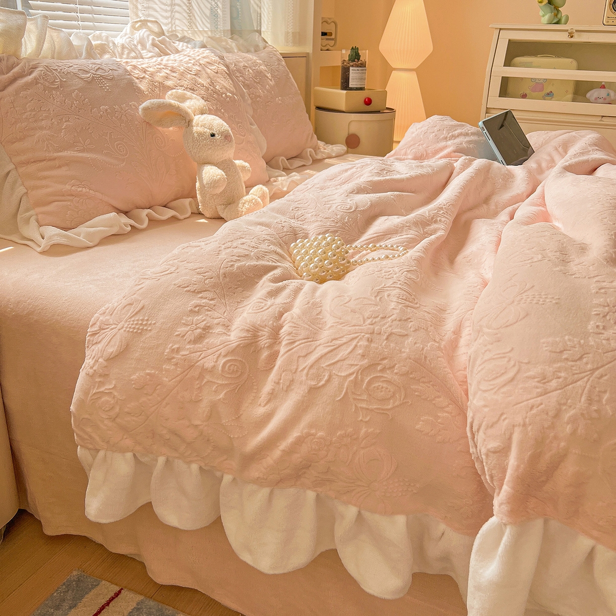 91家纺网 家纺一手货源 找家纺 亿梵家居 2025新款法式花边款A类5D牛奶绒立体雕花四件套（提供买家秀） 花边款  芙洛拉-樱花粉