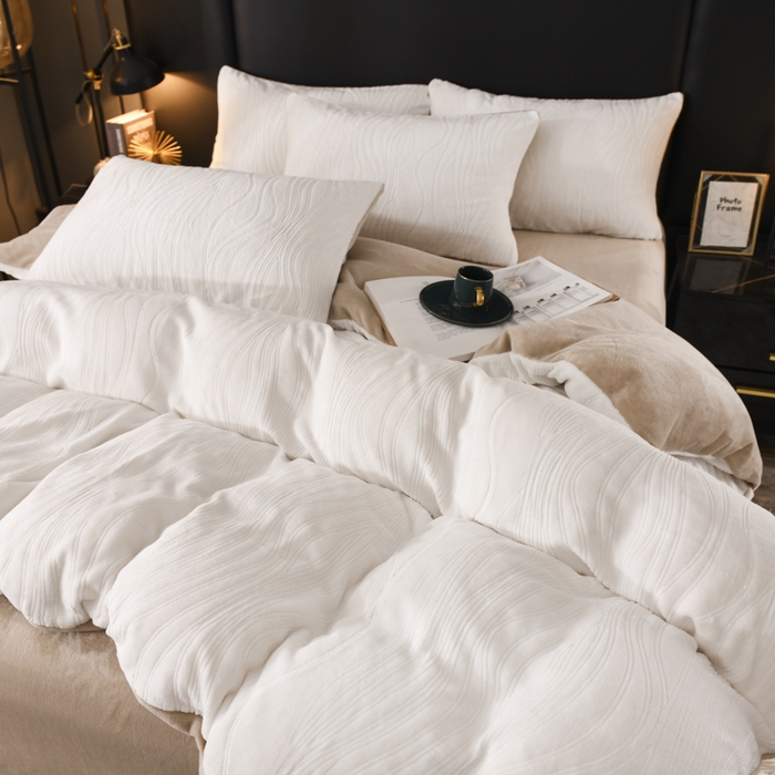 91家纺网 家纺一手货源 找家纺 米瑞娜 2025新款牛奶绒四件套 律动-白卡其