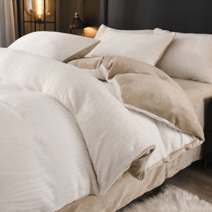 91家纺网 家纺一手货源 找家纺 米瑞娜 2025新款牛奶绒四件套 律动-白卡其