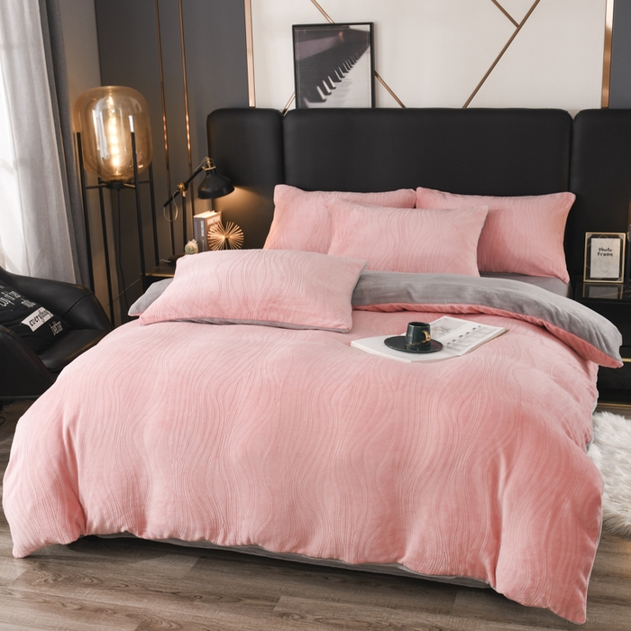 91家纺网 家纺一手货源 找家纺 米瑞娜 2025新款牛奶绒四件套 律动-粉灰