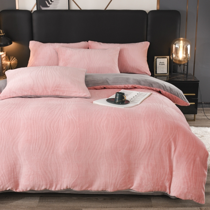 91家纺网 家纺一手货源 找家纺 米瑞娜 2025新款牛奶绒四件套 律动-粉灰