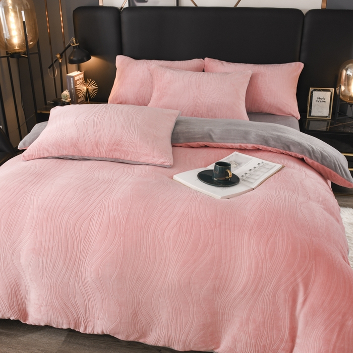 91家纺网 家纺一手货源 找家纺 米瑞娜 2025新款牛奶绒四件套 律动-粉灰