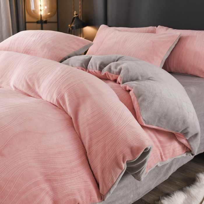 91家纺网 家纺一手货源 找家纺 米瑞娜 2025新款牛奶绒四件套 律动-粉灰