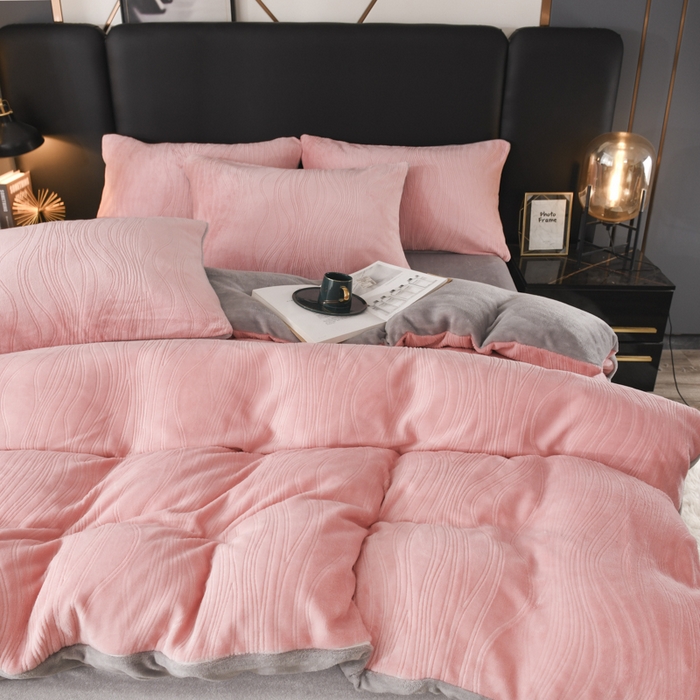 91家纺网 家纺一手货源 找家纺 米瑞娜 2025新款牛奶绒四件套 律动-粉灰