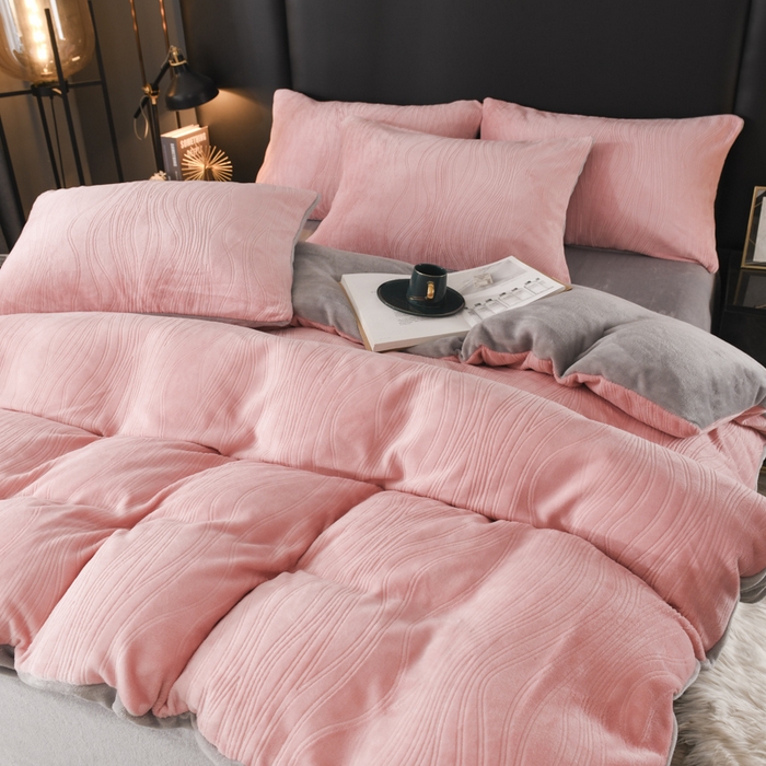 91家纺网 家纺一手货源 找家纺 米瑞娜 2025新款牛奶绒四件套 律动-粉灰