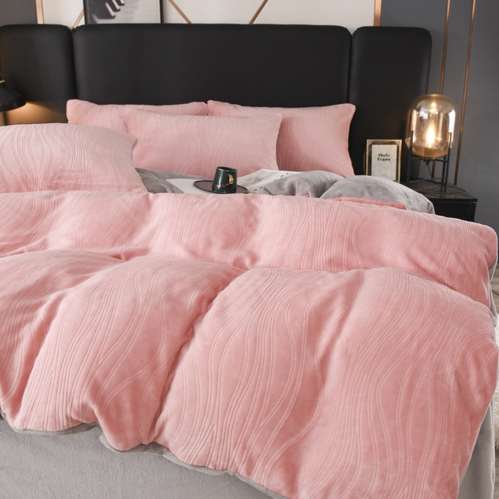 91家纺网 家纺一手货源 找家纺 米瑞娜 2025新款牛奶绒四件套 律动-粉灰