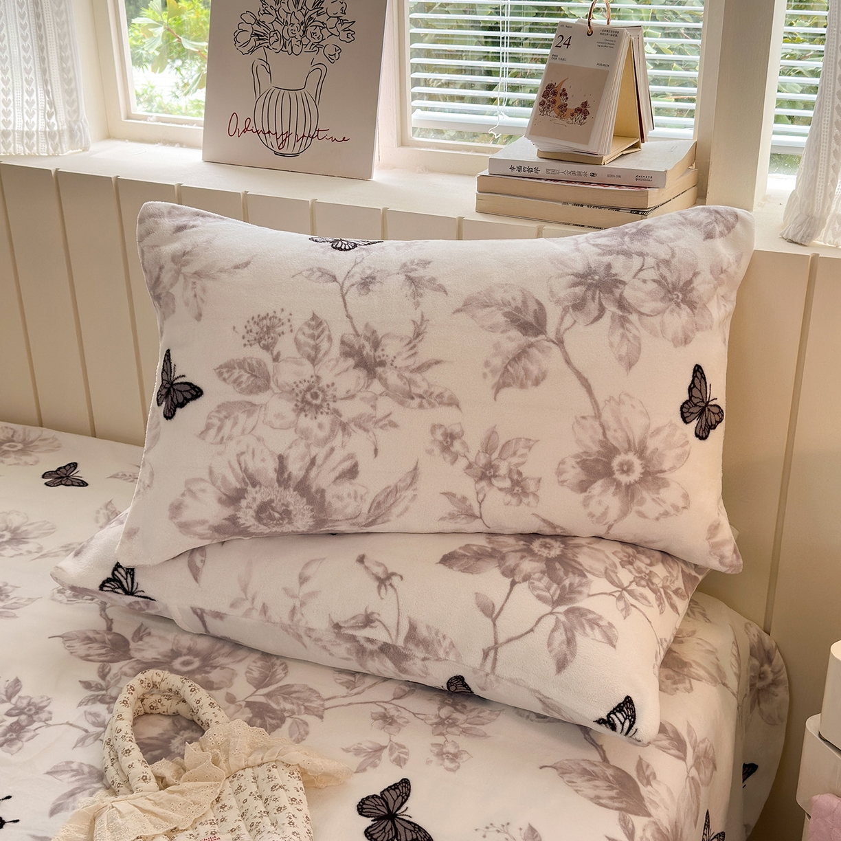 91家纺网 家纺一手货源 找家纺 丽美人家纺 2025新款牛奶绒小版枕套 水墨花蝴蝶
