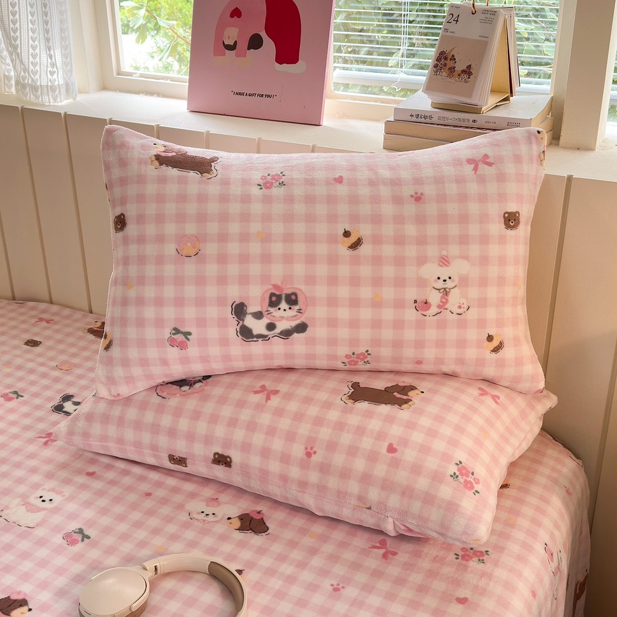 91家纺网 家纺一手货源 找家纺 丽美人家纺 2025新款牛奶绒小版枕套 格子小狗