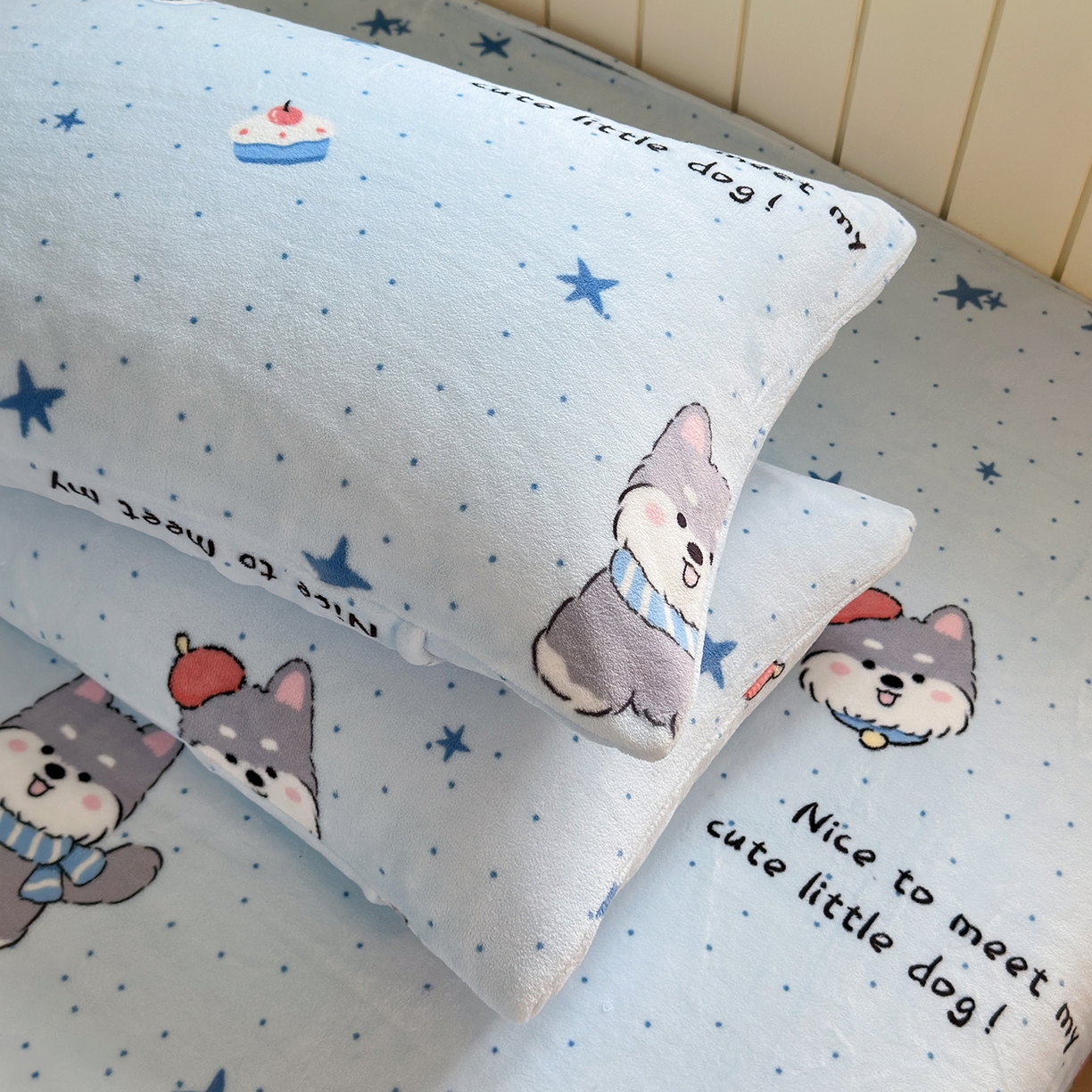 91家纺网 家纺一手货源 找家纺 丽美人家纺 2025新款牛奶绒小版枕套 甜心猫咪-蓝