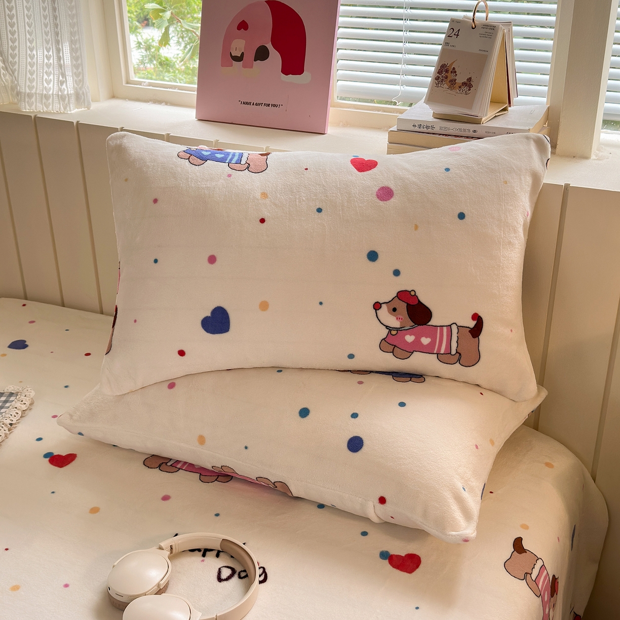 91家纺网 家纺一手货源 找家纺 丽美人家纺 2025新款牛奶绒小版枕套 甜品腊肠狗