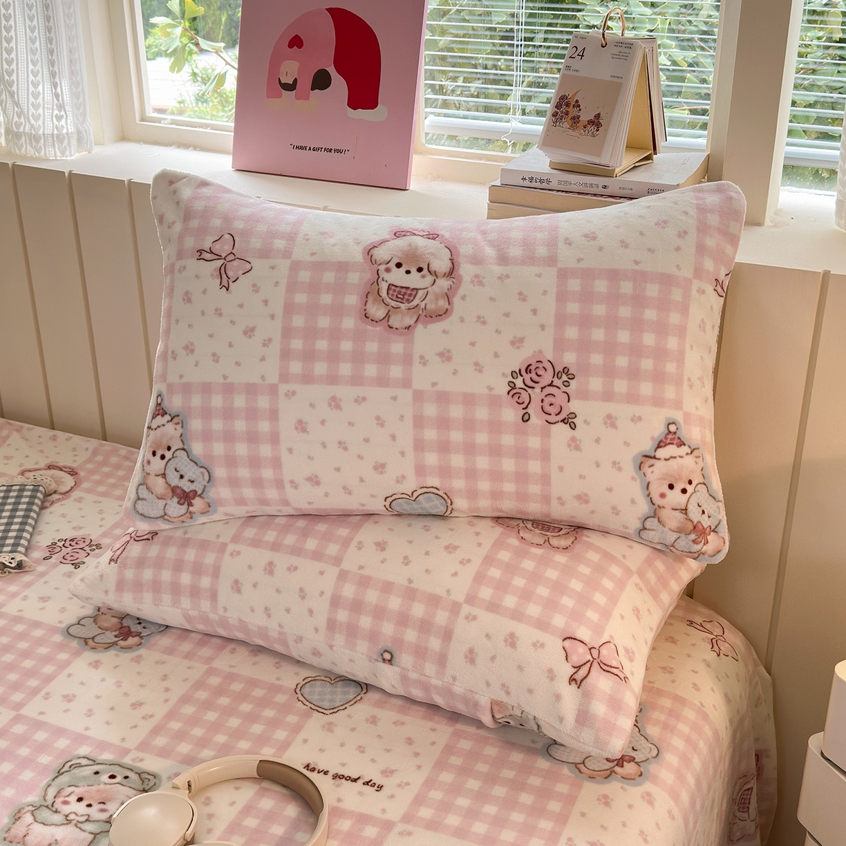 91家纺网 家纺一手货源 找家纺 丽美人家纺 2025新款牛奶绒小版枕套 萌熊日记