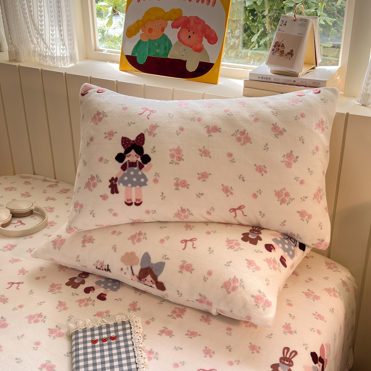 91家纺网 家纺一手货源 找家纺 丽美人家纺 2025新款牛奶绒小版枕套 玫瑰女孩