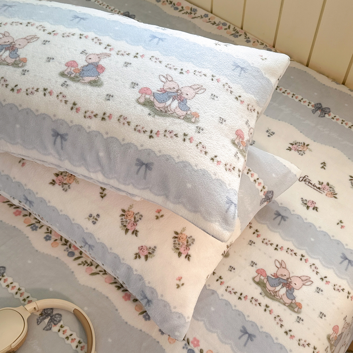 91家纺网 家纺一手货源 找家纺 丽美人家纺 2025新款牛奶绒小版枕套 花边小兔