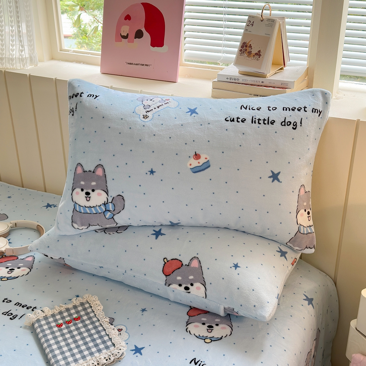 91家纺网 家纺一手货源 找家纺 丽美人家纺 2025新款牛奶绒小版枕套 甜心猫咪-蓝