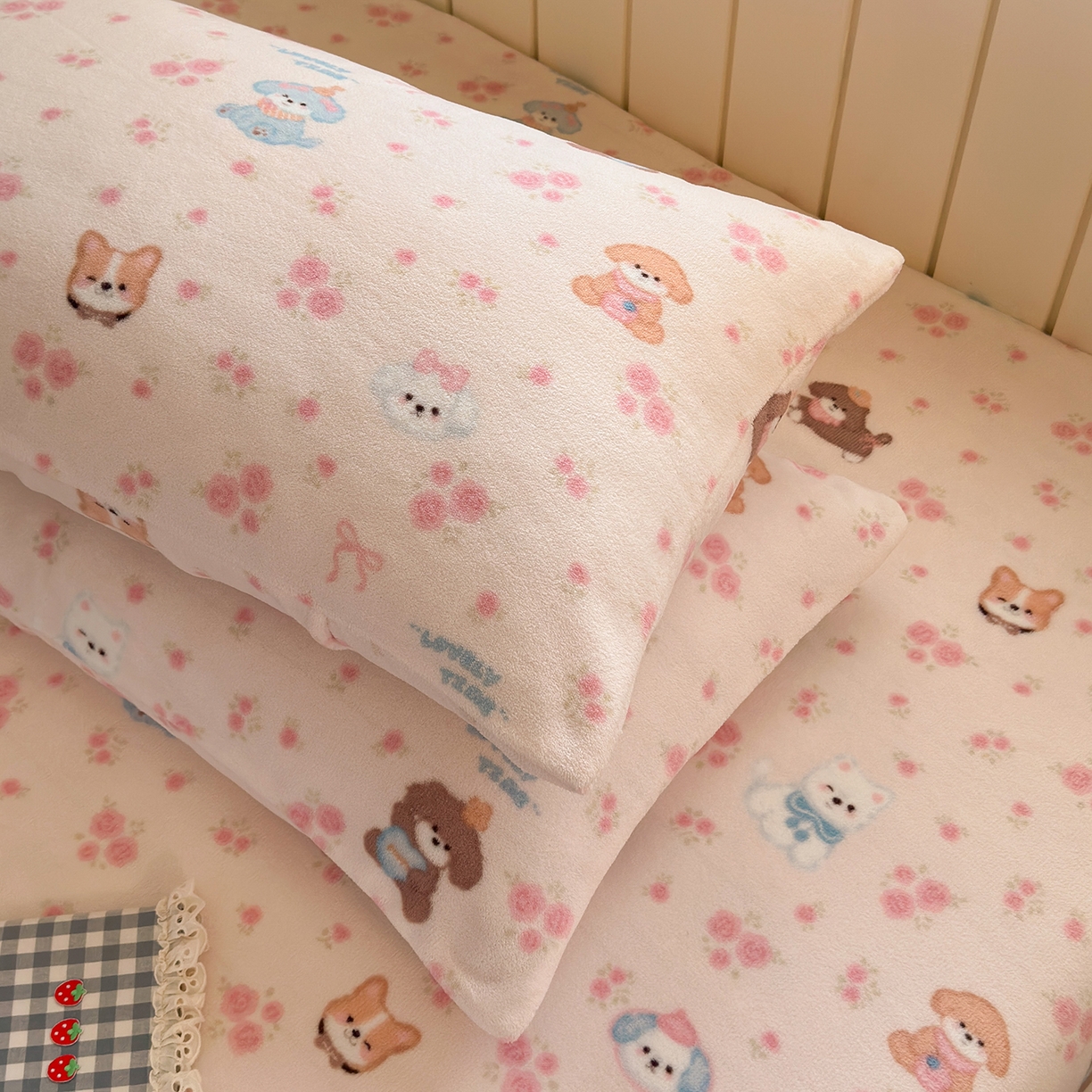 91家纺网 家纺一手货源 找家纺 丽美人家纺 2025新款牛奶绒小版枕套 油画小萌物