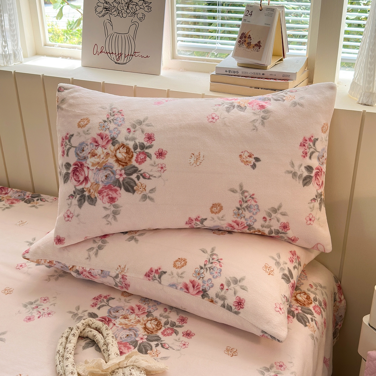 91家纺网 家纺一手货源 找家纺 丽美人家纺 2025新款牛奶绒小版枕套 春风沐歌