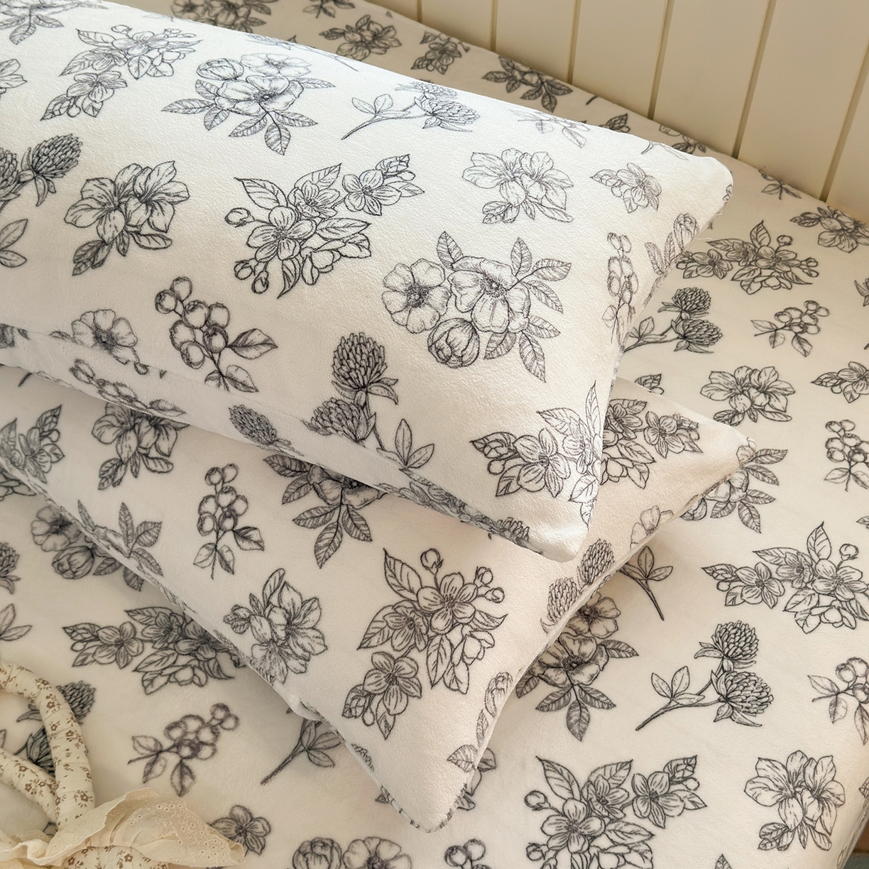 91家纺网 家纺一手货源 找家纺 丽美人家纺 2025新款牛奶绒小版枕套 复古山茶