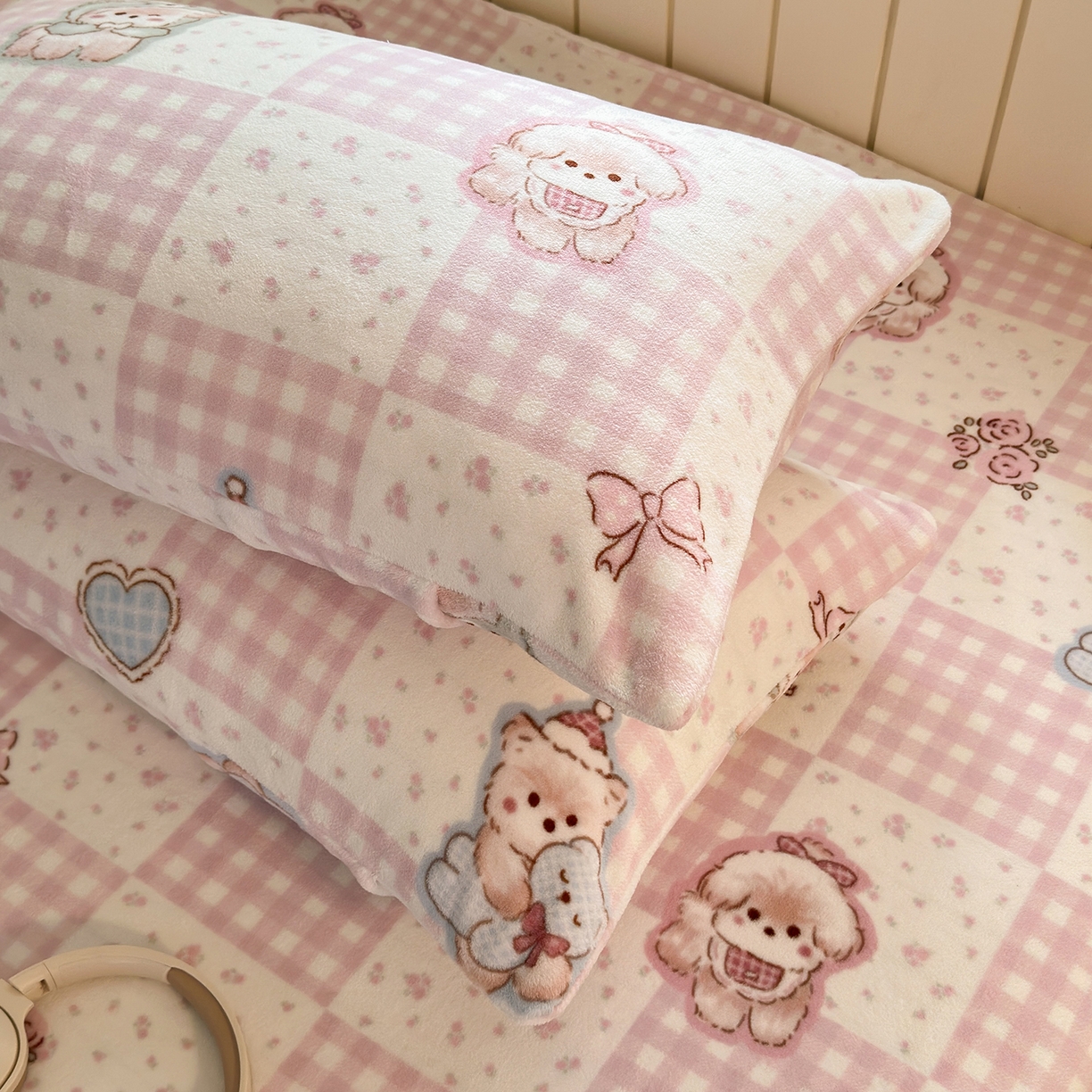 91家纺网 家纺一手货源 找家纺 丽美人家纺 2025新款牛奶绒小版枕套 萌熊日记