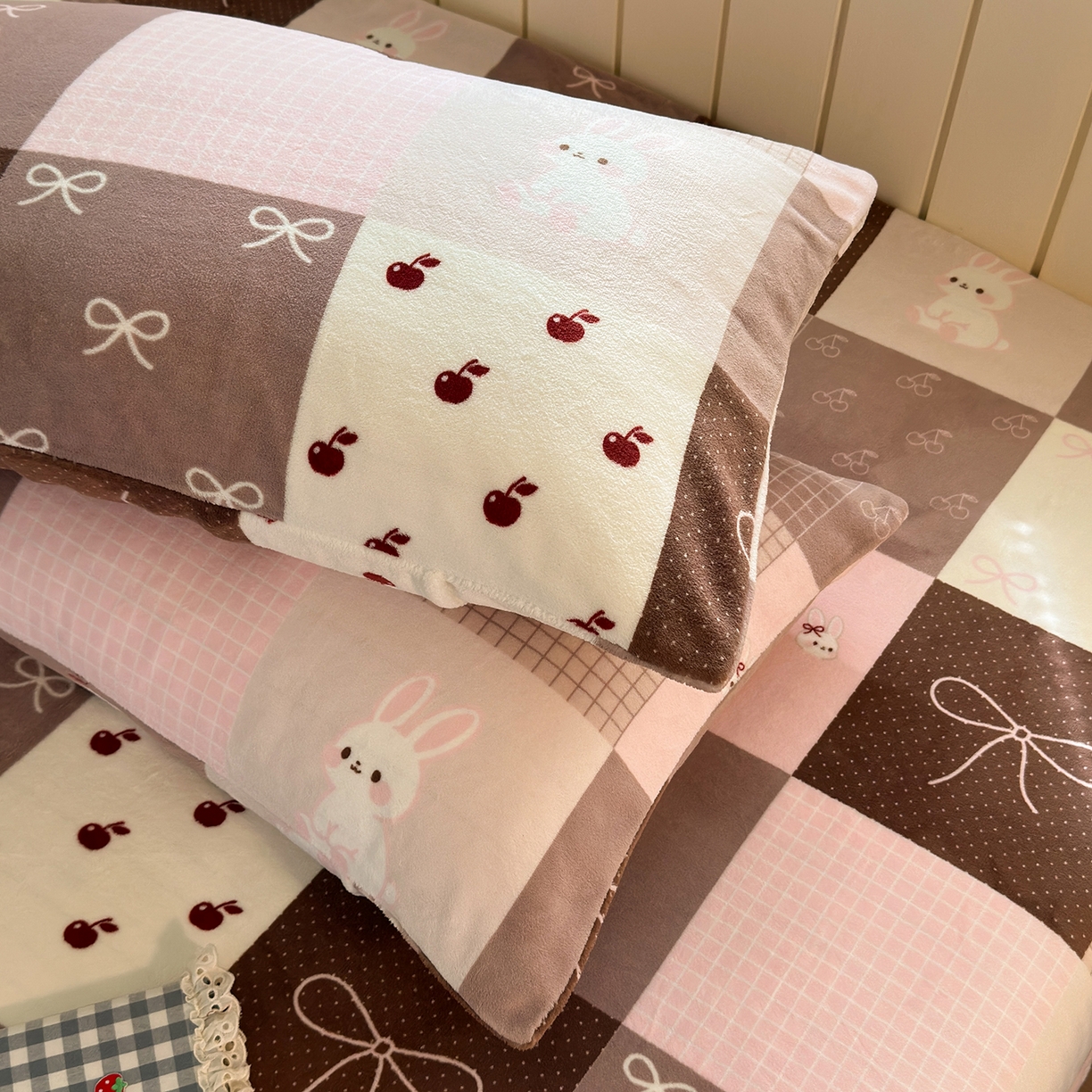 91家纺网 家纺一手货源 找家纺 丽美人家纺 2025新款牛奶绒小版枕套 拼布蝴蝶兔