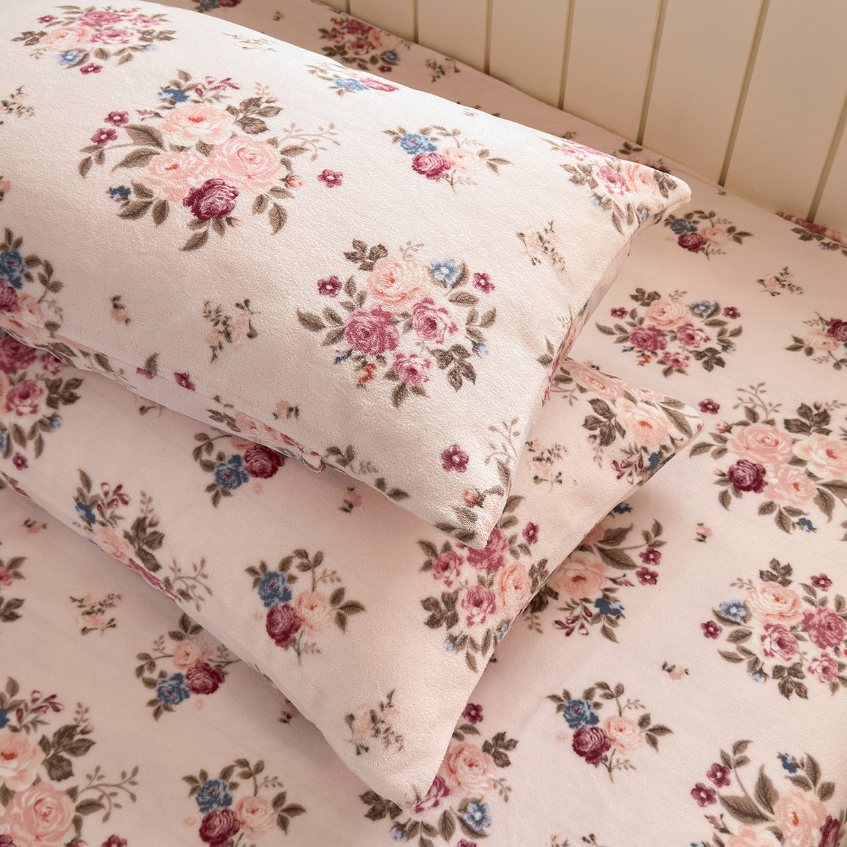 91家纺网 家纺一手货源 找家纺 丽美人家纺 2025新款牛奶绒小版枕套 山茶花语-粉