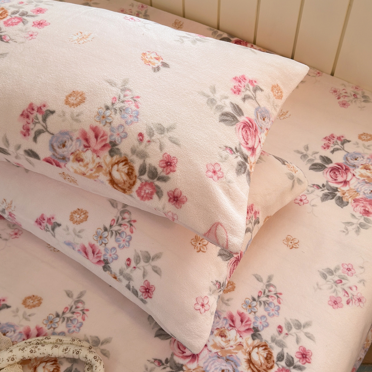 91家纺网 家纺一手货源 找家纺 丽美人家纺 2025新款牛奶绒小版枕套 春风沐歌