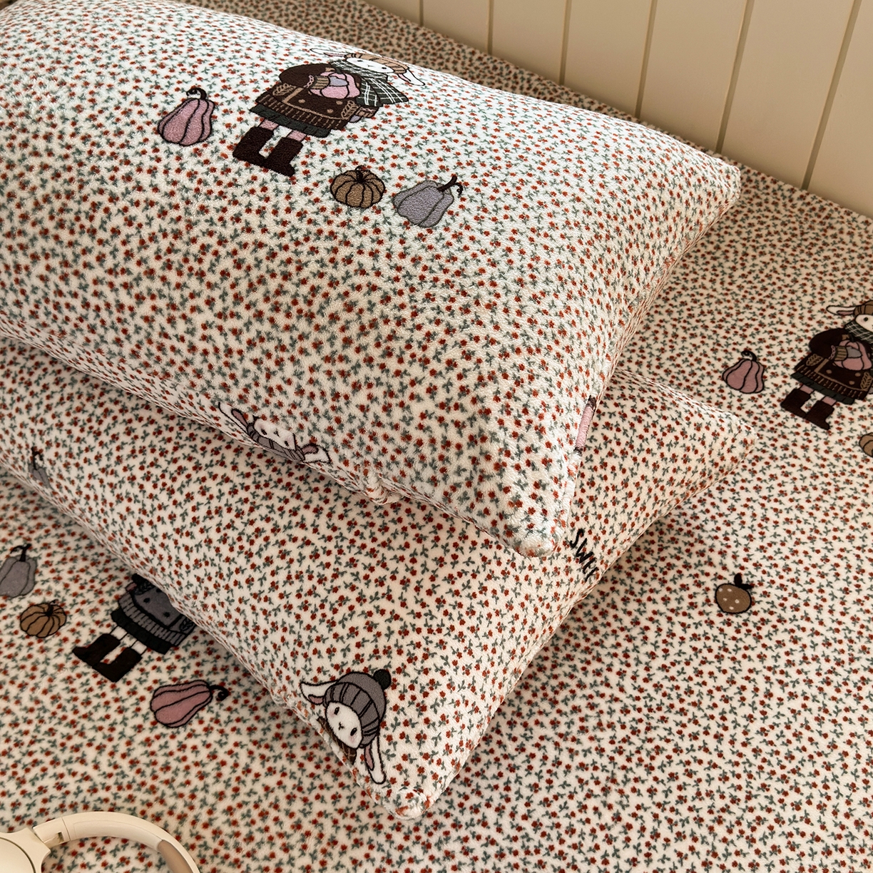 91家纺网 家纺一手货源 找家纺 丽美人家纺 2025新款牛奶绒小版枕套 春日女孩