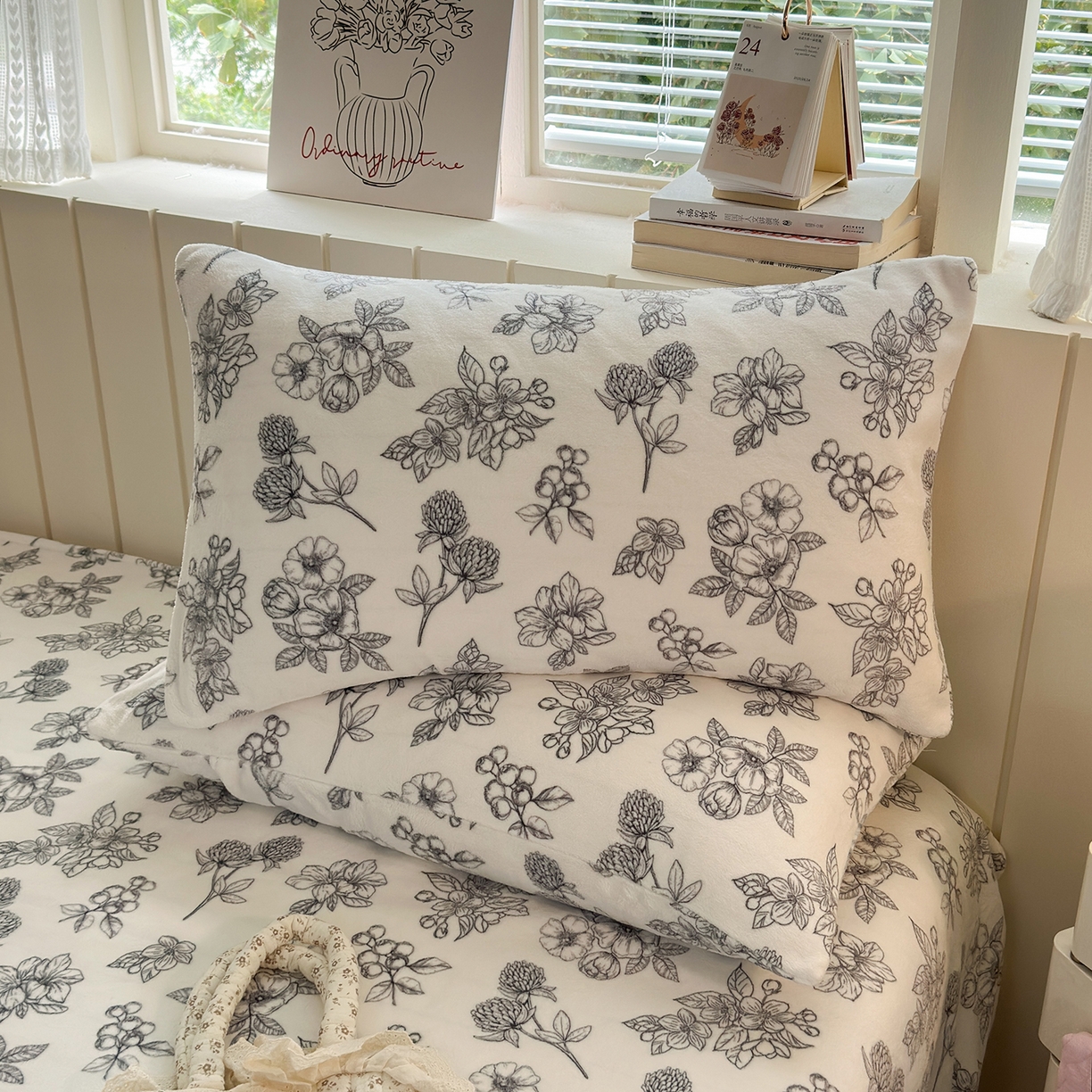 91家纺网 家纺一手货源 找家纺 丽美人家纺 2025新款牛奶绒小版枕套 复古山茶