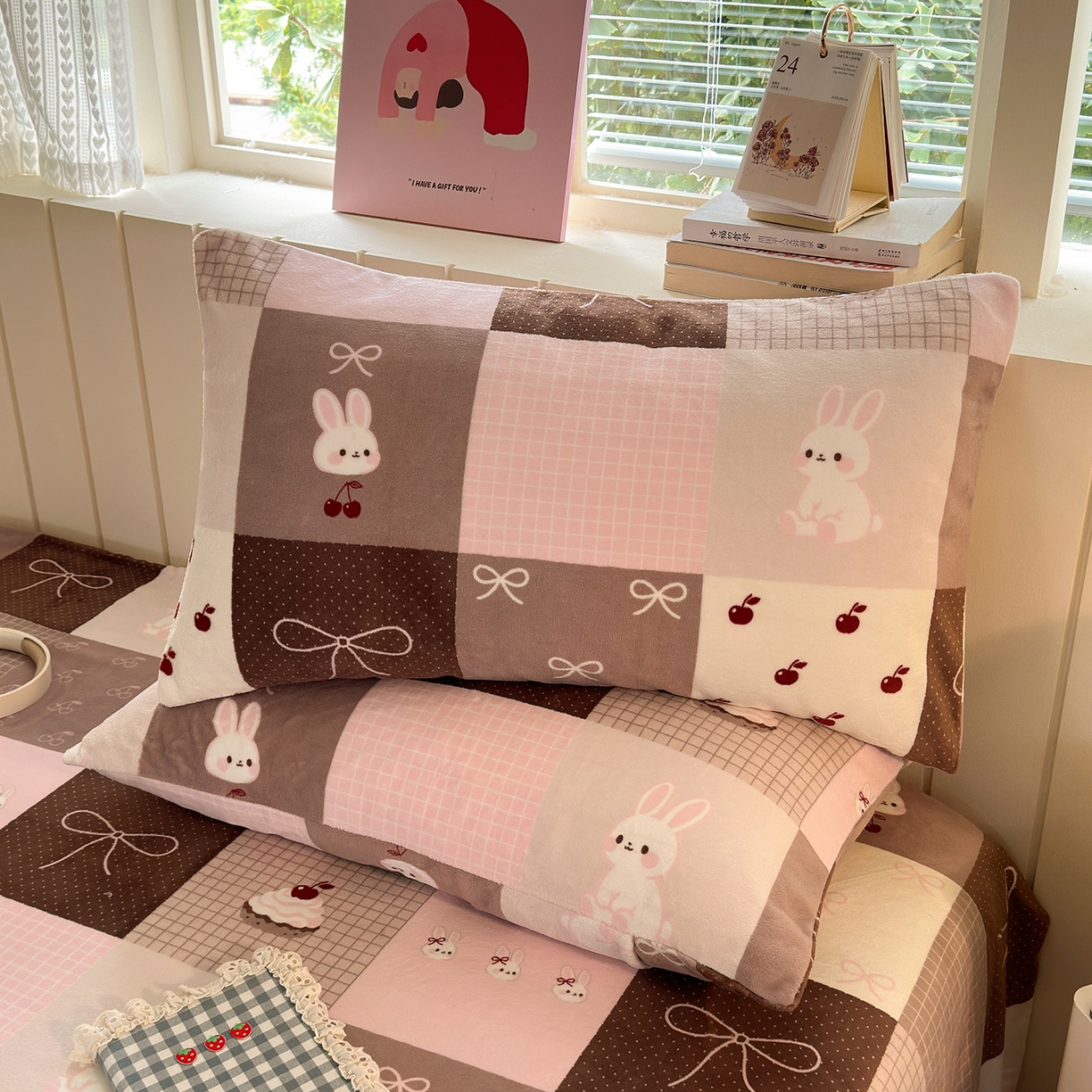 91家纺网 家纺一手货源 找家纺 丽美人家纺 2025新款牛奶绒小版枕套 拼布蝴蝶兔